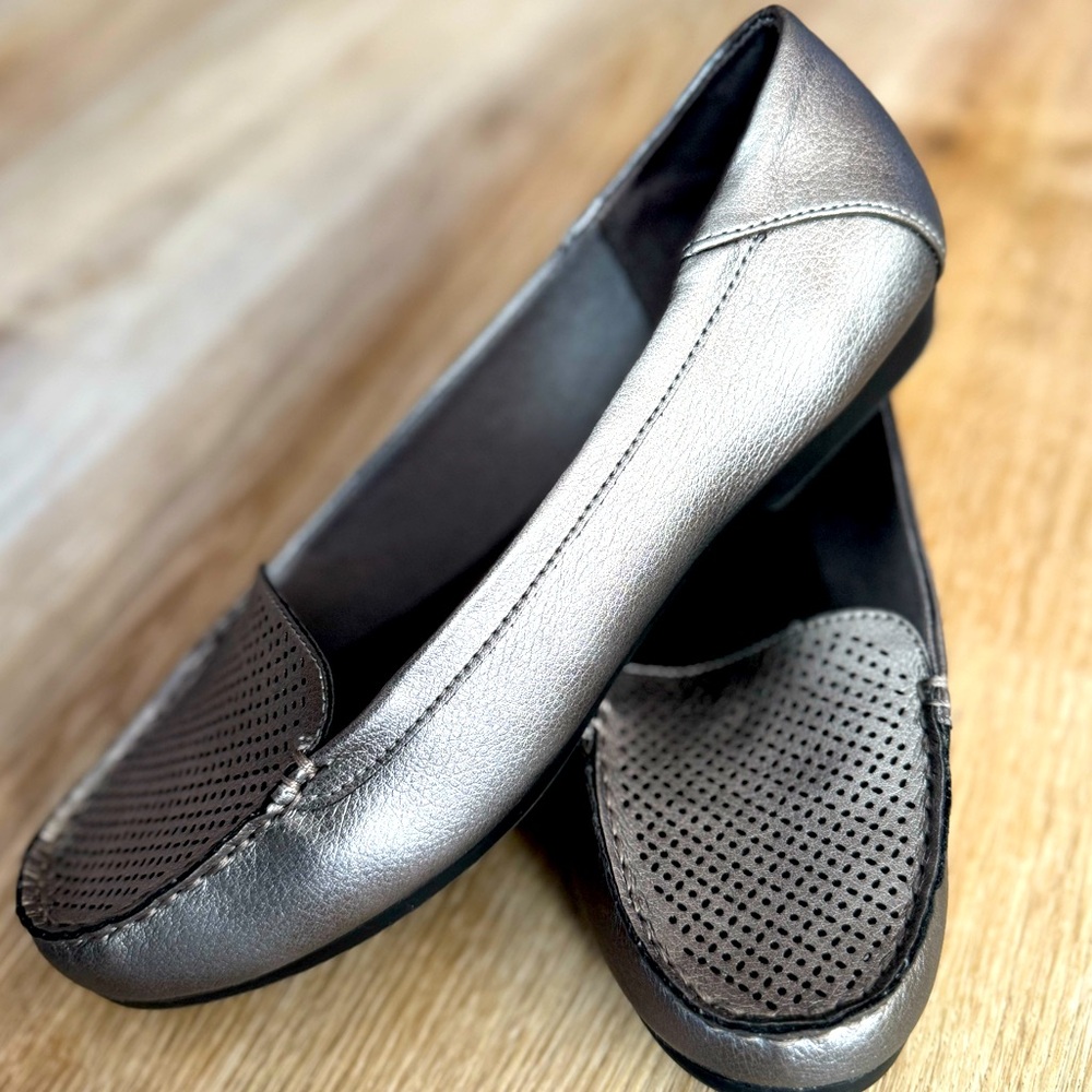 Chromatic gray flats